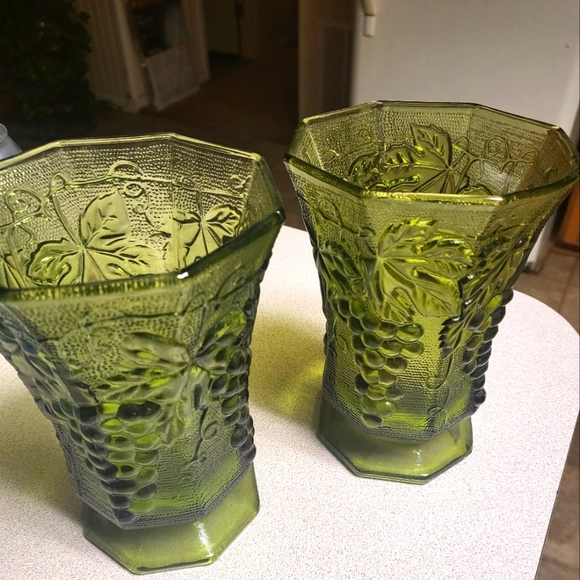 Avocado Green Anchor Hocking Pedistool Vases - Picture 1 of 2